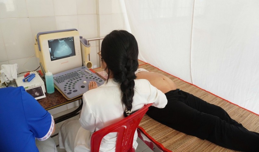 Bệnh viện Quân y 120 khám bệnh, cấp thuốc, tặng quà cho Nhân dân dịp Lễ Sen Đôn-ta 2025