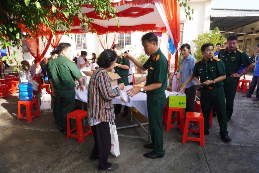 Bệnh viện Quân y 120 khám bệnh, cấp thuốc, tặng quà cho Nhân dân dịp Lễ Sen Đôn-ta 2025