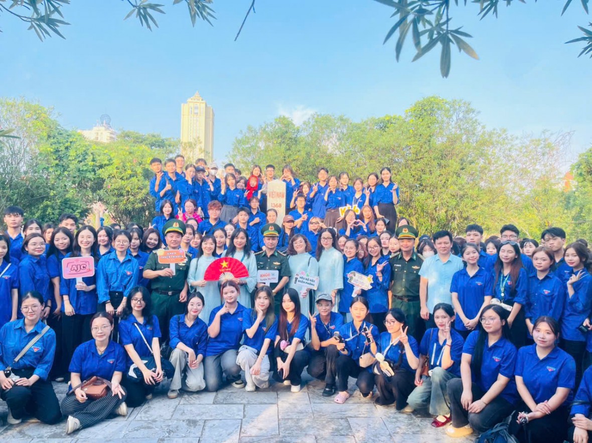 “Tiết học biên cương” ở Quảng Ninh truyền lửa yêu nước nơi cột mốc 1368