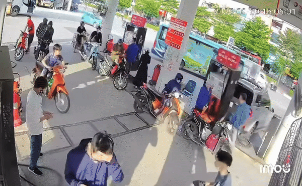 Hình ảnh chiếc ô tô lùi đổ trụ bơm xăng, đè trúng nhân viên bán xăng và 2 xe máy (Ảnh: Cắt từ clip). Hình ảnh chiếc ô tô lùi đổ trụ bơm xăng, đè trúng nhân viên bán xăng và 2 xe máy (Ảnh: Cắt từ clip).
