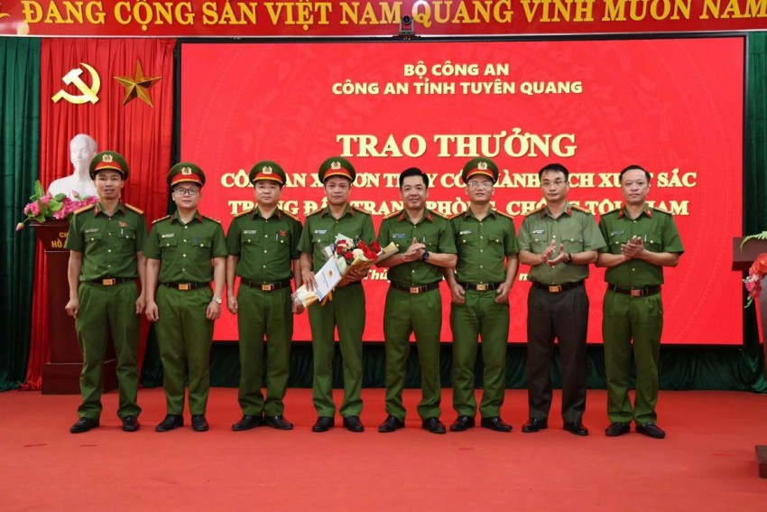 Phó Giám đốc Công an tỉnh biểu dương tinh thần mưu trí, dũng cảm của Công an xã Sơn Thủy