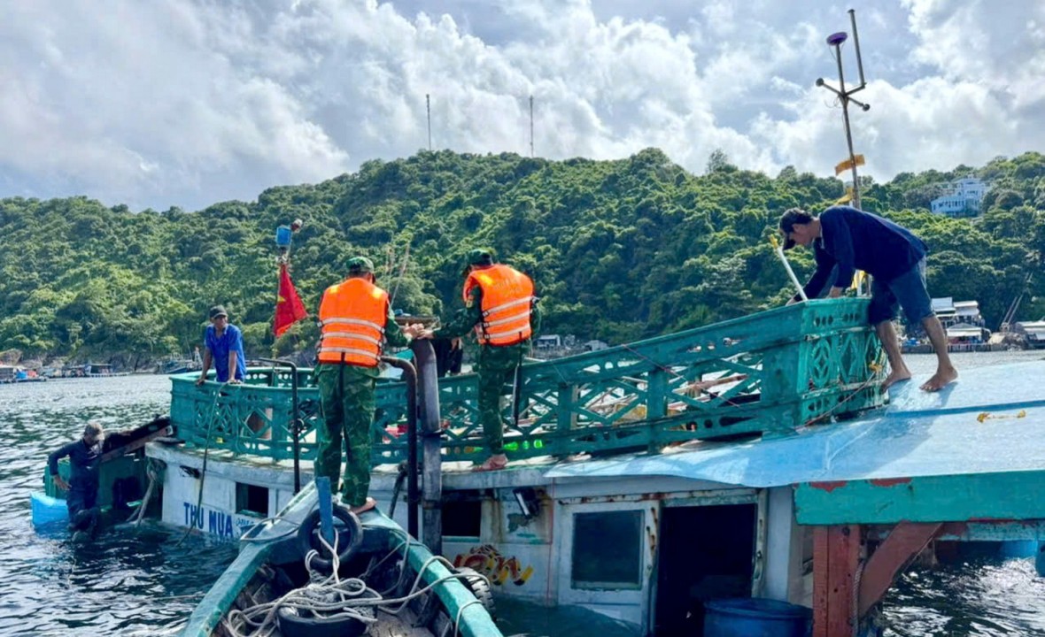 BĐBP Cà Mau kịp thời cứu hộ, lai dắt nhiều tàu cá gặp nạn trên biển
