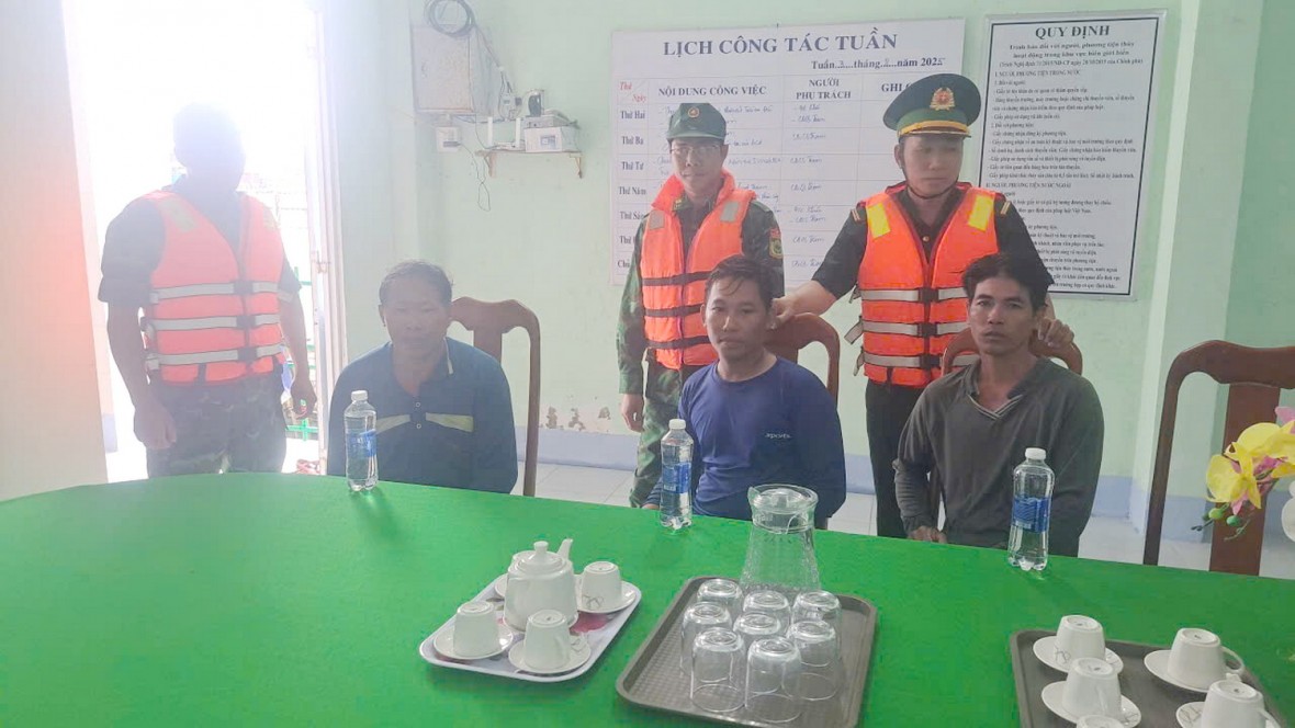 BĐBP Cà Mau kịp thời cứu hộ, lai dắt nhiều tàu cá gặp nạn trên biển