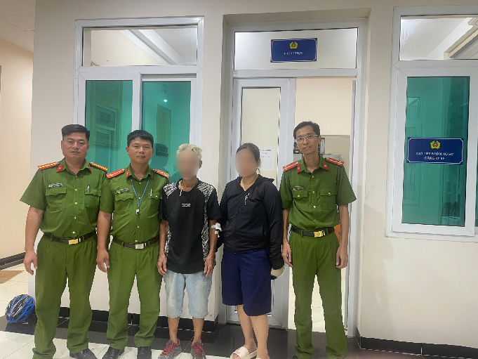 Công an xã Chương Dương bàn giao ông T. về với gia đình an toàn.