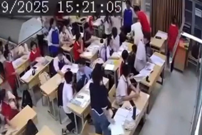 Cô giáo Trường THCS Đại Kim (phường Định Công, Hà Nội) bị một học sinh lớp 7 kéo tóc, xô ngã. Ảnh: Trích xuất từ camera.
