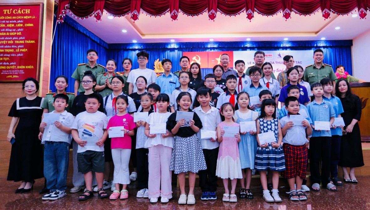 Các em học sinh hân hoan nhận học bổng 9 tháng đầu năm 2025 tại chương trình.