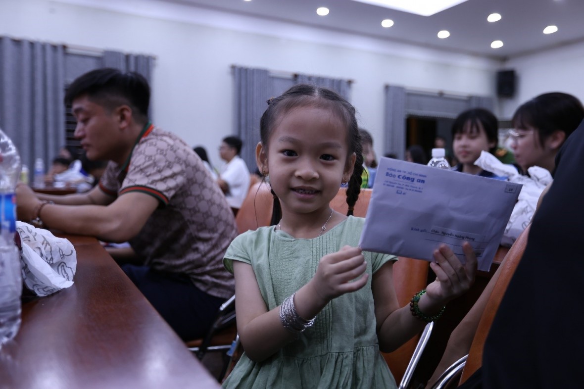 Các em nhỏ nhận hân hoan đón nhận học bổng từ chương trình.