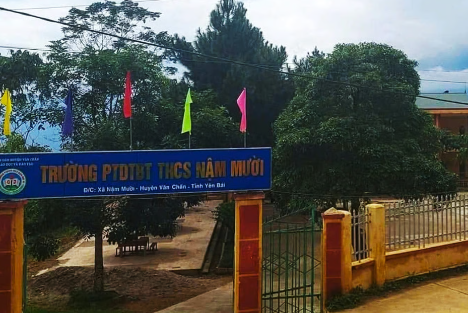 Đổ trụ cổng trường học ở Lào Cai, 2 anh em ruột tử vong