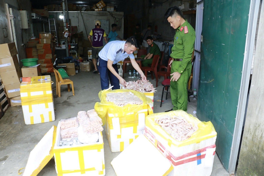 Số lượng lớn hàng hóa không rõ nguồn gốc xuất xứ - Ảnh Công an Nghệ An.