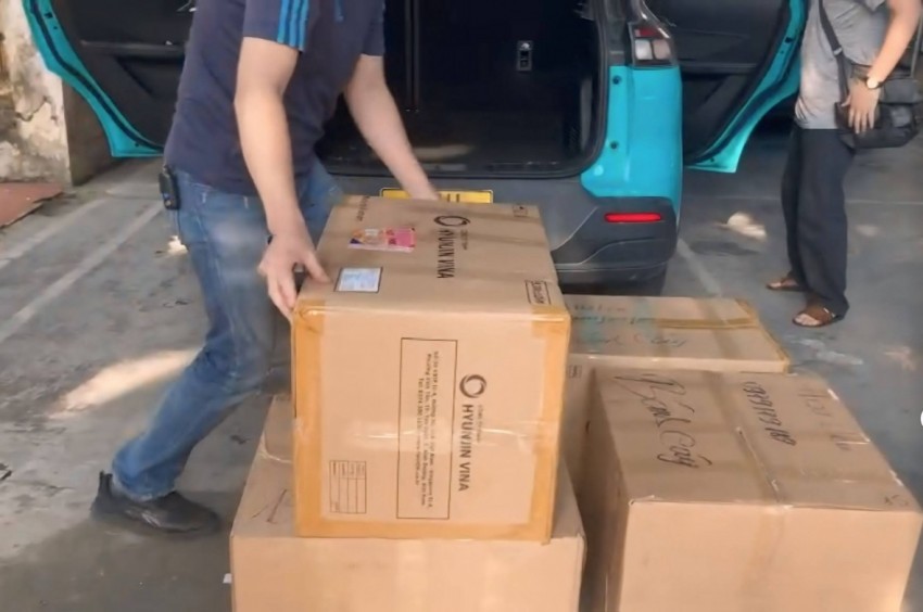 Khởi tố tài xế taxi vận chuyển hàng cấm Khởi tố tài xế taxi vận chuyển hàng cấm