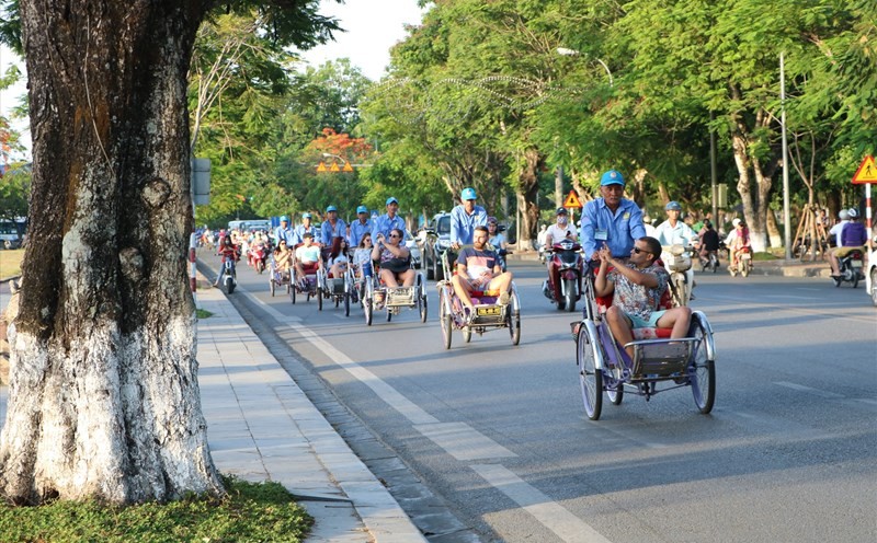 Dạo quanh phố cổ bằng xích lô, du khách nước ngoài bị