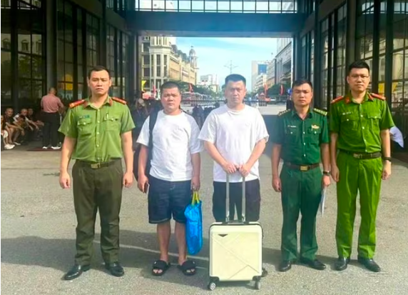 Trục xuất, trao trả 2 công dân Trung Quốc vi phạm pháp luật Việt Nam về xuất, nhập cảnh cho Cơ quan chức năng Trung Quốc. Ảnh: CAQN