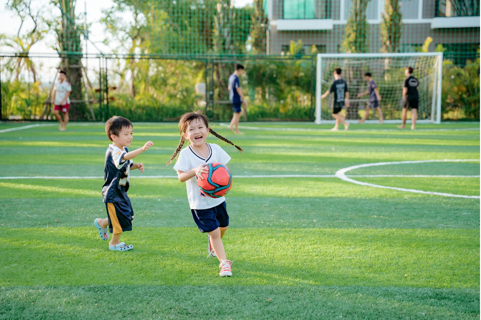 Trẻ vui chơi, vận động trong khuôn viên xanh của đại đô thị xanh lớn nhất Nghệ An