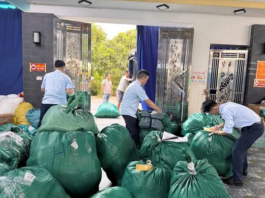 Lực lượng chức năng tiến hành thu giữ lô quần áo không rõ nguồn gốc. Ảnh: (dms.gov.vn) Lực lượng chức năng tiến hành thu giữ lô quần áo không rõ nguồn gốc. Ảnh: (dms.gov.vn)