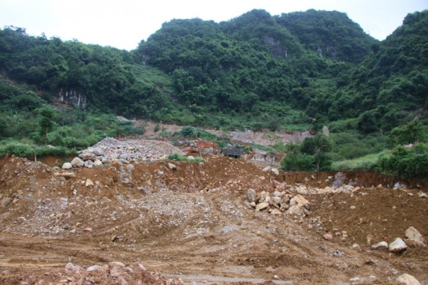 Hiện trạng việc tự ý san lấp mặt bằng trái phép. Hiện trạng việc tự ý san lấp mặt bằng trái phép.