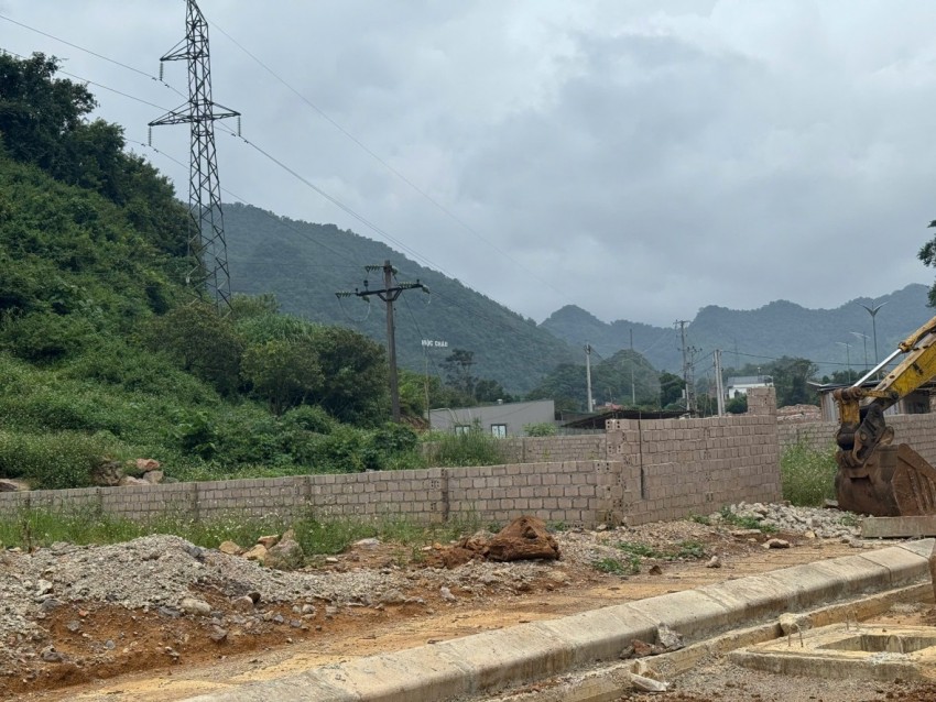 Nhiều khu đất dọc tuyến đường trục chính đô thị - nội thị Mộc Châu, thuộc tổ dân phố 3, phường Mộc Sơn đã được san lấp mặt bằng xong, xây tường bao che chắn. Nhiều khu đất dọc tuyến đường trục chính đô thị - nội thị Mộc Châu, thuộc tổ dân phố 3, phường Mộc Sơn đã được san lấp mặt bằng xong, xây tường bao che chắn.