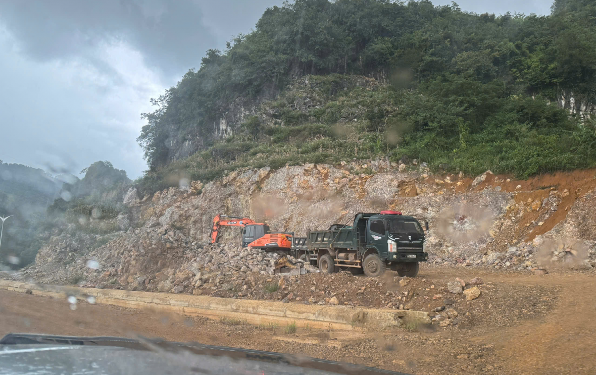 Xe tải đến chở vật liệu đá dọc tuyến đường trục chính đô. Xe tải đến chở vật liệu đá dọc tuyến đường trục chính đô.