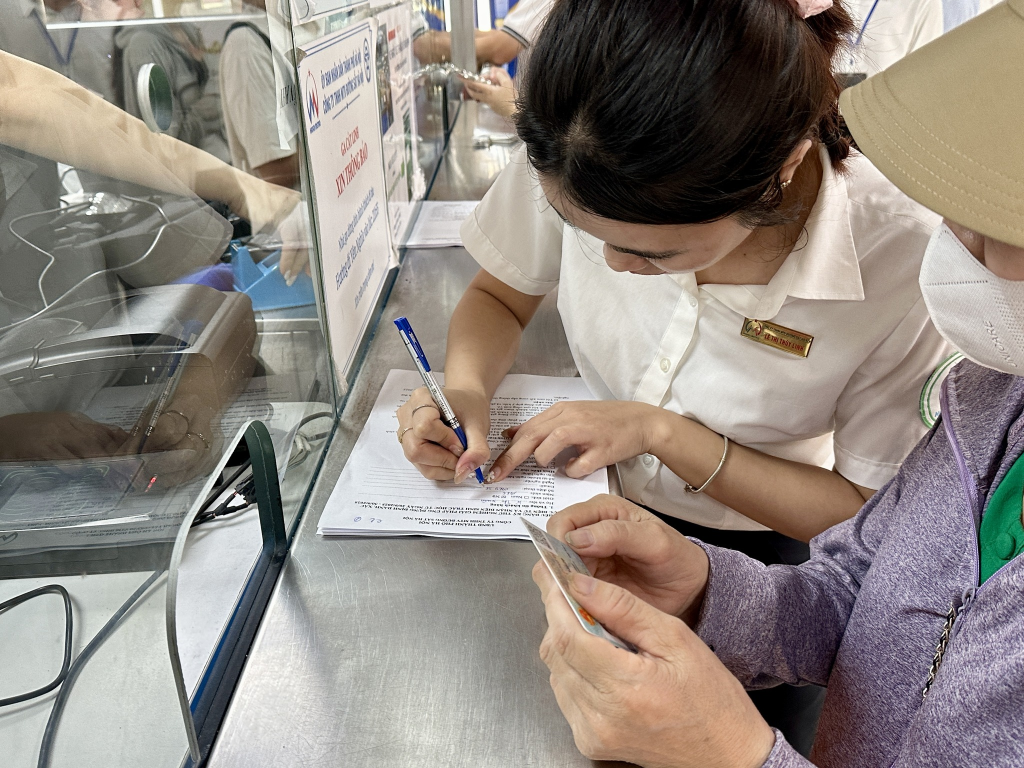 Hành khách thử nghiệm giải pháp định danh, xác thực điện tử và nhận diện sinh trắc học trên toàn tuyến đường sắt đô thị số 2A Cát Linh - Hà Đông