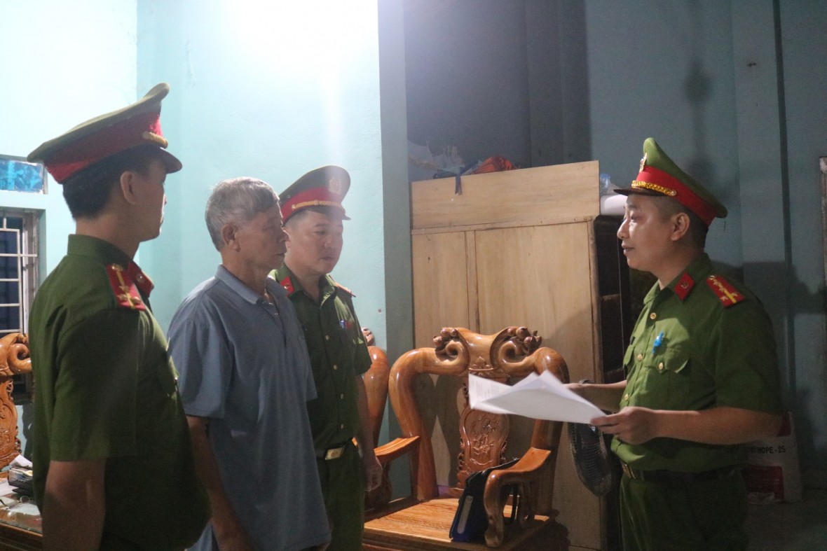 Cơ quan Cảnh sát điều tra tống đạt quyết định và lệnh đối với Nguyễn Công Hợp. (Ảnh: Công an tỉnh Thái Nguyên)