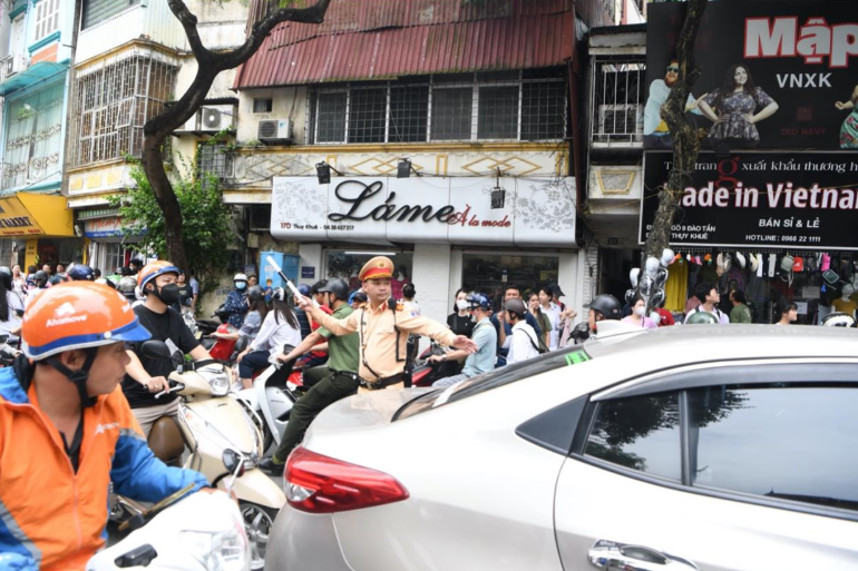 CSGT được bố trí làm nhiệm vụ điều tiết, chỉ huy giao thông thì không được dừng phương tiện, xử lý vi phạm.