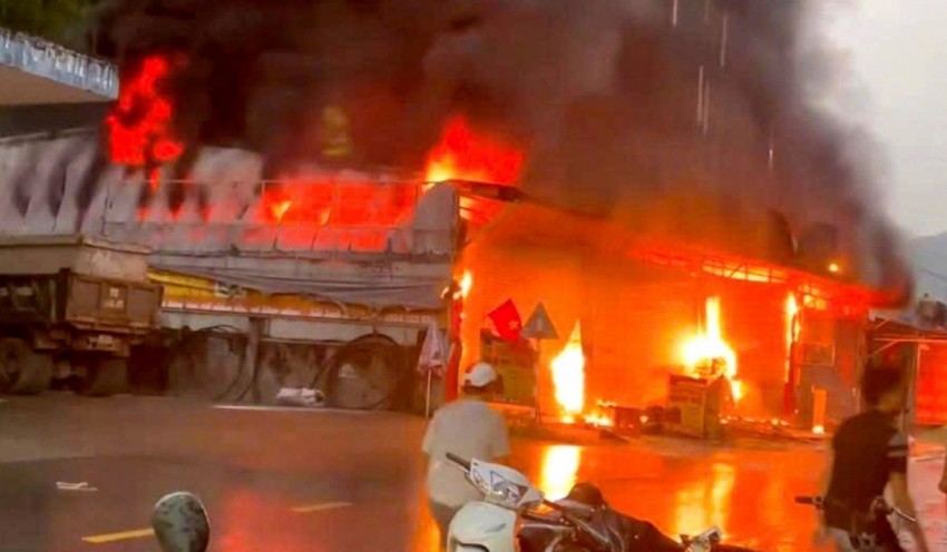 Hỏa hoạn thiêu rụi 2 cửa hàng kinh doanh và nhà dân ở Lai Châu Hỏa hoạn thiêu rụi 2 cửa hàng kinh doanh và nhà dân ở Lai Châu