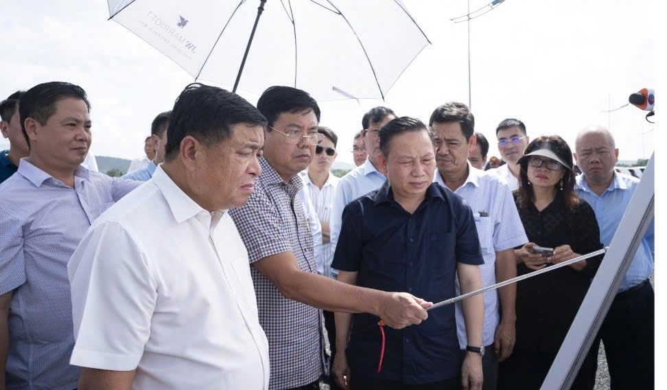 Phó Thủ tướng Nguyễn Chí Dũng kiểm tra tiến độ triển khai các dự án phục vụ APEC tại Phú Quốc Phó Thủ tướng Nguyễn Chí Dũng kiểm tra tiến độ triển khai các dự án phục vụ APEC tại Phú Quốc