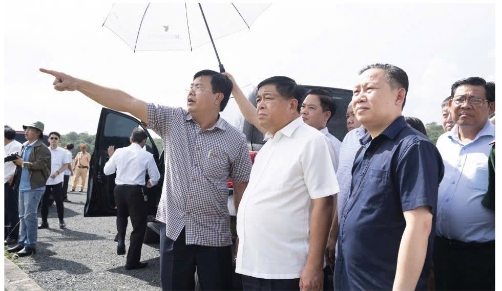 Phó Thủ tướng Nguyễn Chí Dũng kiểm tra tiến độ triển khai các dự án phục vụ APEC tại Phú Quốc Phó Thủ tướng Nguyễn Chí Dũng kiểm tra tiến độ triển khai các dự án phục vụ APEC tại Phú Quốc