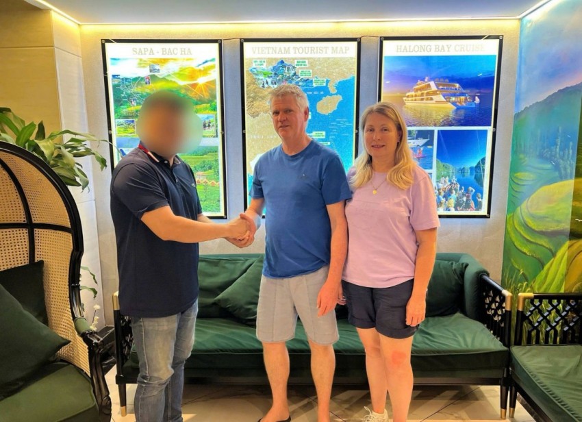 Lực lượng Phòng chống tội phạm Công phường Hoàn Kiếm trao trả tài sản cho gia đình ông Phillip Damien.