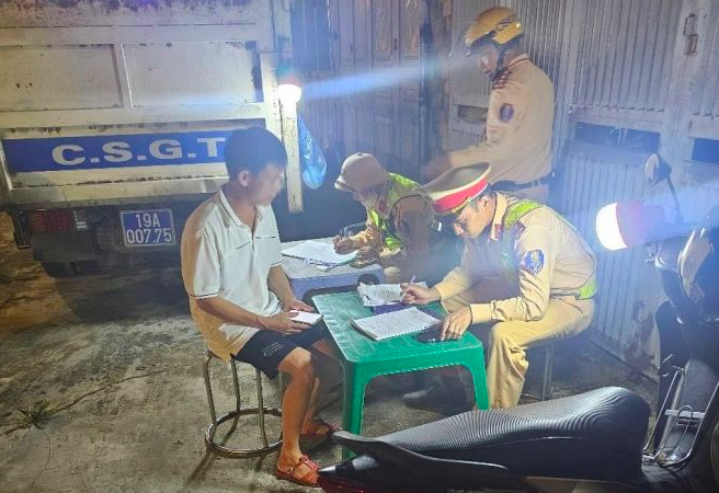 CSGT CAT Phú Thọ “hóa trang” xử lý tài xế lái xe rời quán nhậu, một đêm phát hiện xử lý 24 “thần cồn”. CSGT CAT Phú Thọ “hóa trang” xử lý tài xế lái xe rời quán nhậu, một đêm phát hiện xử lý 24 “thần cồn”.