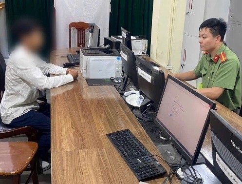 Công an xã làm việc với anh N.H.S. Công an xã làm việc với anh N.H.S.