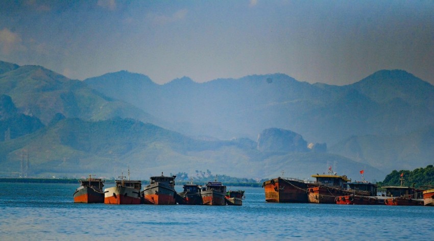 Quảng Ninh tạm dừng cấp phép phương tiện tàu thủy để tránh bão.