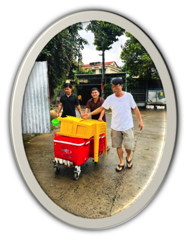 Thầy Tường cùng đồng nghiệp chuẩn bị nồi cháo nghĩa tình.