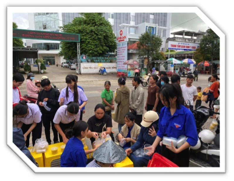 Hoạt động phát cháo miễn phí trước cổng Bệnh viện Đa khoa Kon Tum.