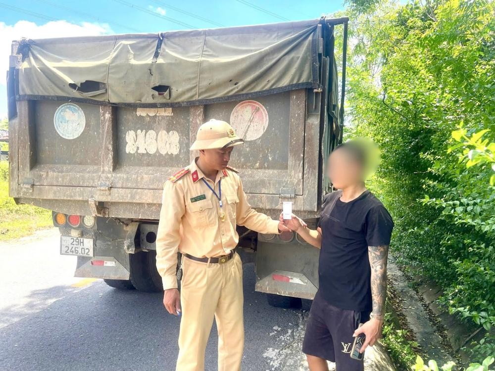 Phát hiện tài xế xe tải dương tính với chất ma túy - Ảnh Công an Hà Tĩnh.