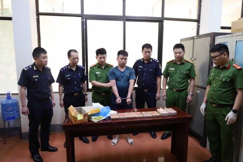 Bắt giữ đối tượng vận chuyển 10 bánh ma tuý từ nước ngoài về bán kiếm lời Bắt giữ đối tượng vận chuyển 10 bánh ma tuý từ nước ngoài về bán kiếm lời
