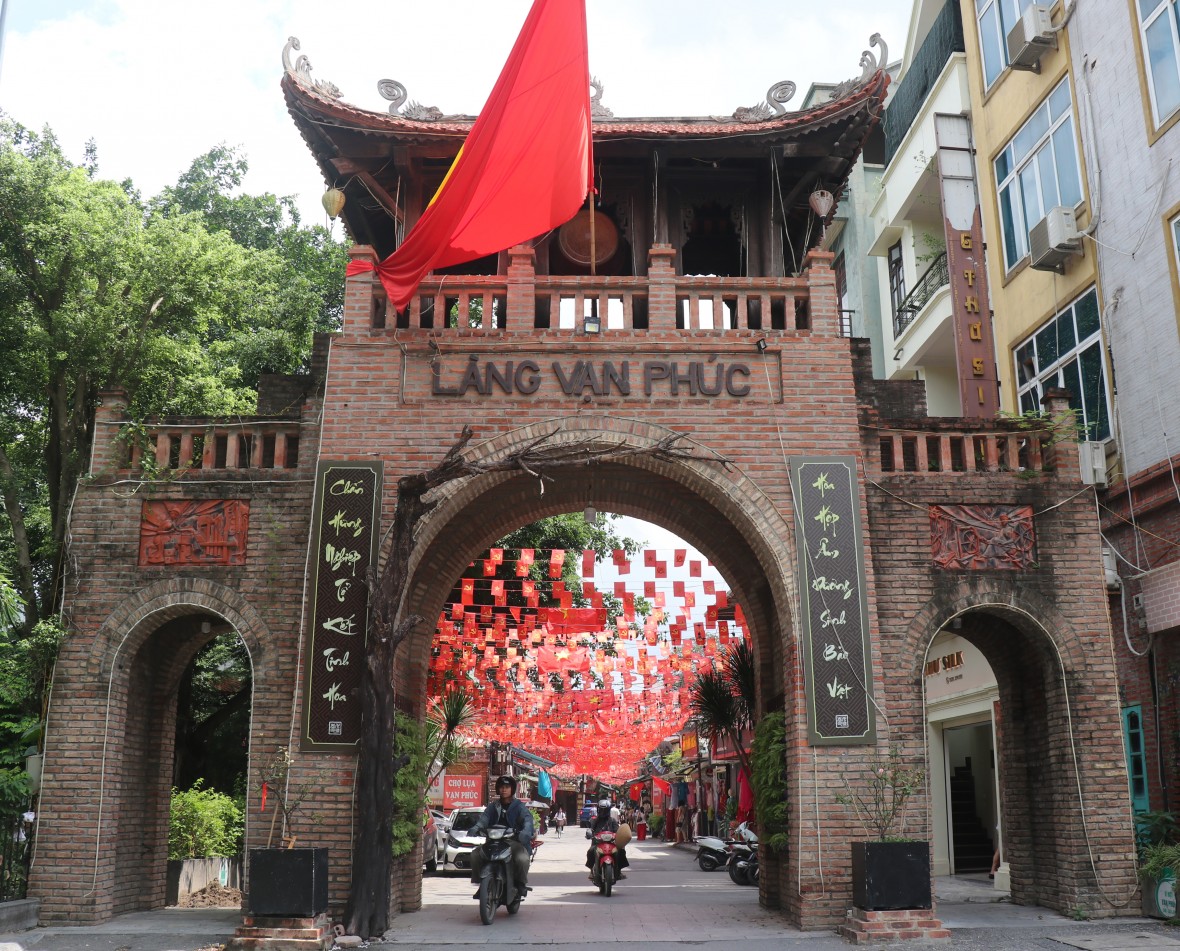 Bước qua cánh cổng tam quan du khách sẽ được “đắm mình” trong không gian làng nghề dệt lụa tơ tầm có lịch sử ngàn năm tuổi.