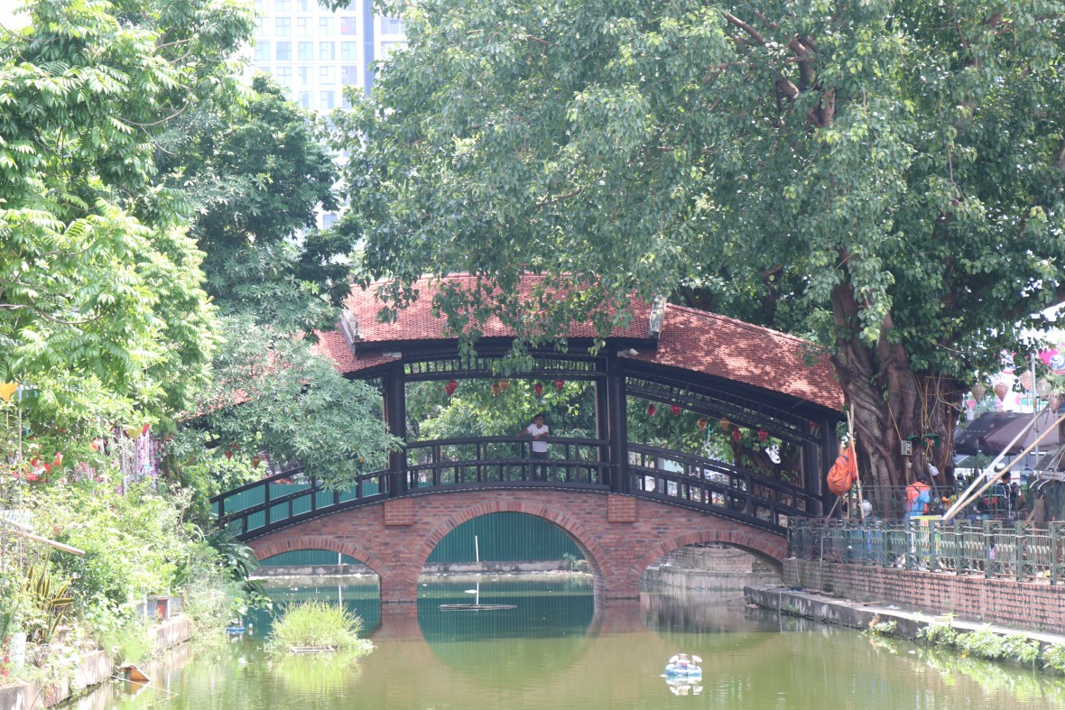 Hình ảnh cầu ngói đầy thi vị tại làng Vạn Phúc