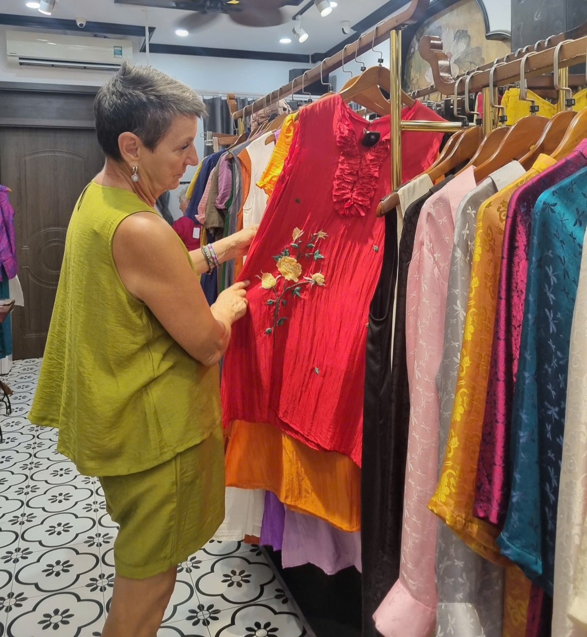 Ảnh 7: Lụa Vạn Phúc được nhiều du khách quốc tế ưa thích.