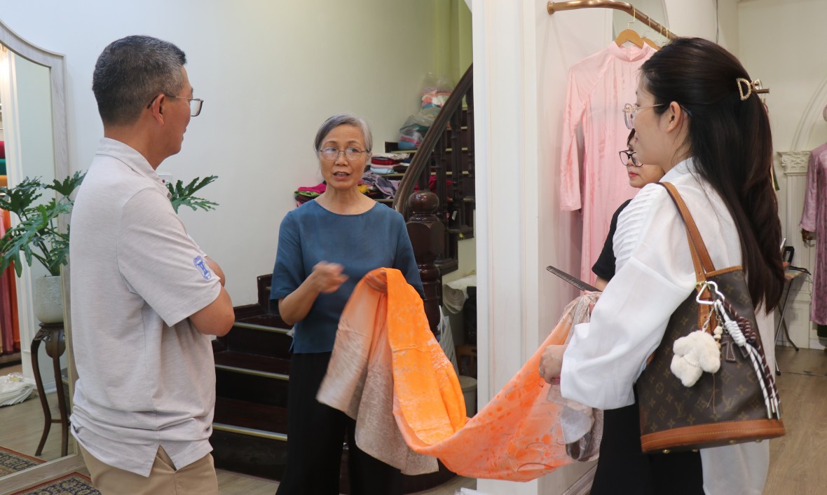 Về với xứ lụa Vạn Phúc...