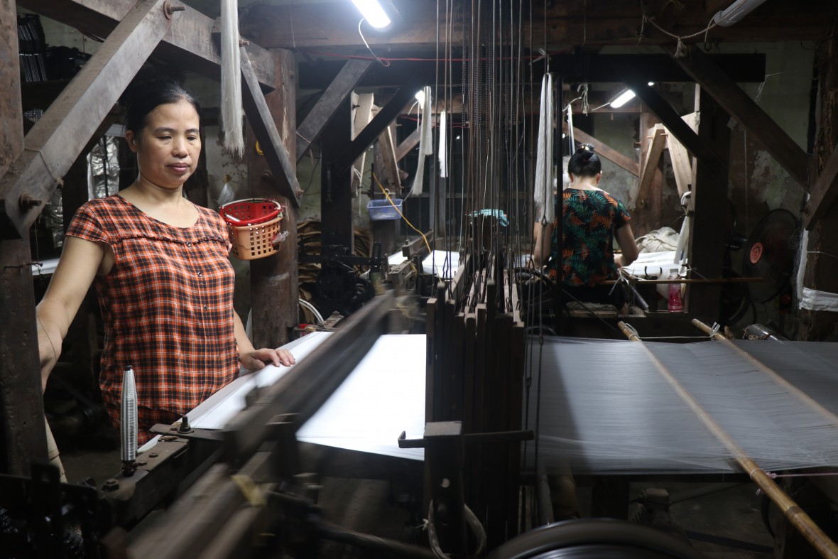 Ảnh 8: Những chiếc khung cửi truyền thống đã được thay thế bằng máy dệt hiện đại.