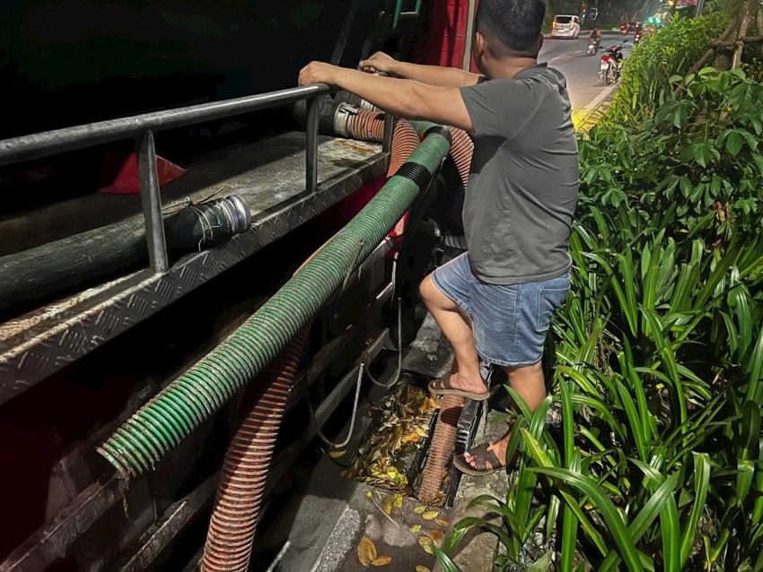 Bắt giữ nhóm đối tượng xả trộm 50 m3 chất thải bể phốt xuống sông Tô Lịch Bắt giữ nhóm đối tượng xả trộm 50 m3 chất thải bể phốt xuống sông Tô Lịch