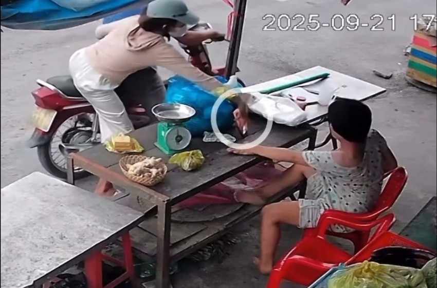 ôi nam nữ giật điện thoại người phụ nữ khuyết tật ở Tây Ninh. (Ảnh cắt từ clip).