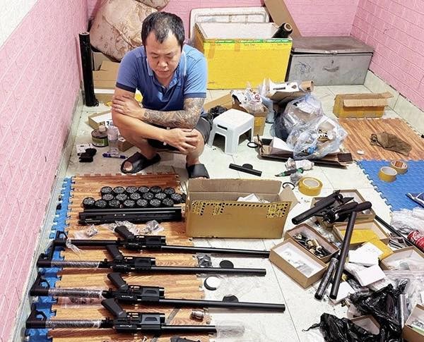 Ngô Văn Huỳnh và tang vật bị thu giữ.