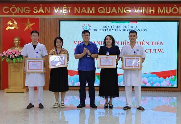 Ông Bùi Xuân Khánh, Bí thư Đảng uỷ, Giám đốc Trung tâm Y tế khu vực Tân sơn trao giấy khen vinh danh các cá nhân điển hình tiên tiến thực hiện Chỉ thị số 05 - CT/TW. Ông Bùi Xuân Khánh, Bí thư Đảng uỷ, Giám đốc Trung tâm Y tế khu vực Tân sơn trao giấy khen vinh danh các cá nhân điển hình tiên tiến thực hiện Chỉ thị số 05 - CT/TW.