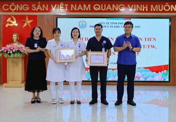 Bí thư Đảng uỷ, Giám đốc Trung tâm Y tế Khu vực Tân Sơn và bà Đỗ Thị Thu Hiền, Phó Bí thư Đảng uỷ, Phó Giám đốc Trung tâm trao giấy khen vinh danh cho các Chi bộ điển hình tiên tiến thực hiện Chỉ thị số 05 - CT/TW. Bí thư Đảng uỷ, Giám đốc Trung tâm Y tế Khu vực Tân Sơn và bà Đỗ Thị Thu Hiền, Phó Bí thư Đảng uỷ, Phó Giám đốc Trung tâm trao giấy khen vinh danh cho các Chi bộ điển hình tiên tiến thực hiện Chỉ thị số 05 - CT/TW.
