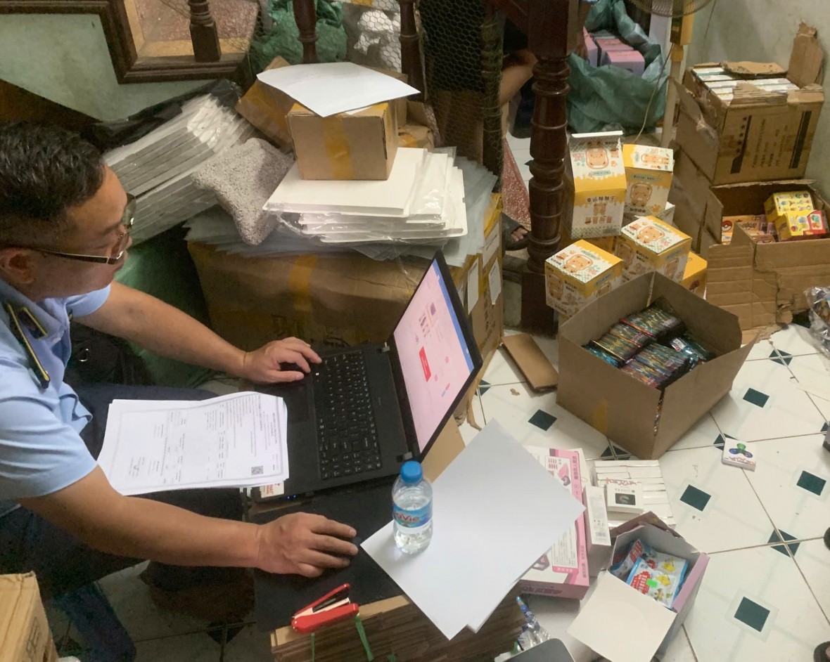 Đội Quản lý thị trường số 1: Phát hiện hơn 2.200 sản phẩm đồ chơi trẻ em nhập lậu tại cơ sở kinh doanh trên địa bàn phường Phú Diễn Đội Quản lý thị trường số 1: Phát hiện hơn 2.200 sản phẩm đồ chơi trẻ em nhập lậu tại cơ sở kinh doanh trên địa bàn phường Phú Diễn