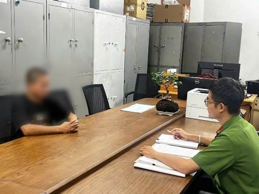 Cơ quan Công an làm việc với đổ tượng đổ trộm chất thải.