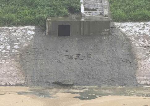 Chất thải đổ trái phép ra sông Tô Lịch.