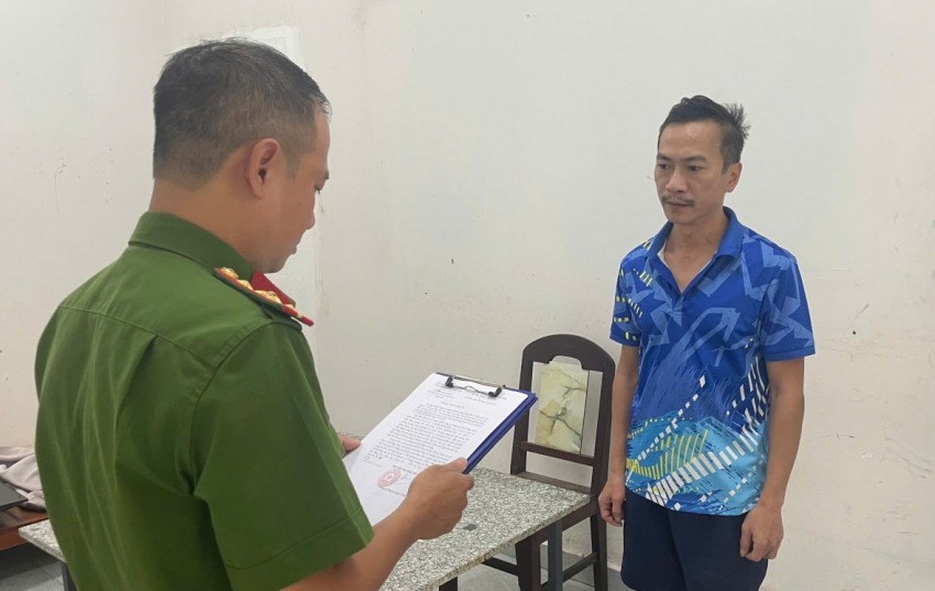 Cơ quan Cảnh sát điều tra Công an TP Đà Nẵng tống đạt các quyết định đối với Trần Hùng Cường.