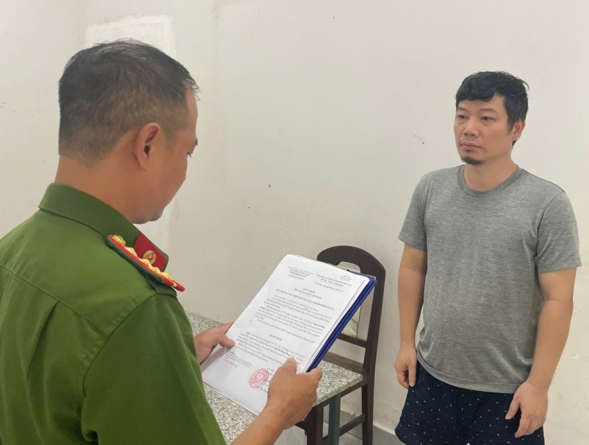 Công an TP Đà Nẵng tống đạt các quyết định đối với Nguyễn Đăng Đông